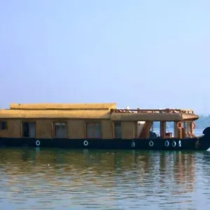 Hotel The Lotus - Houseboat, Nileshwar